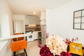 Coombe Hill 2 bedroom House & Parking